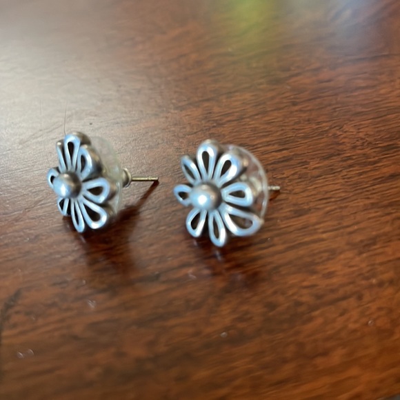 Flower earrings by Dandelion, perfect for Valentine’s Day - Picture 2 of 2